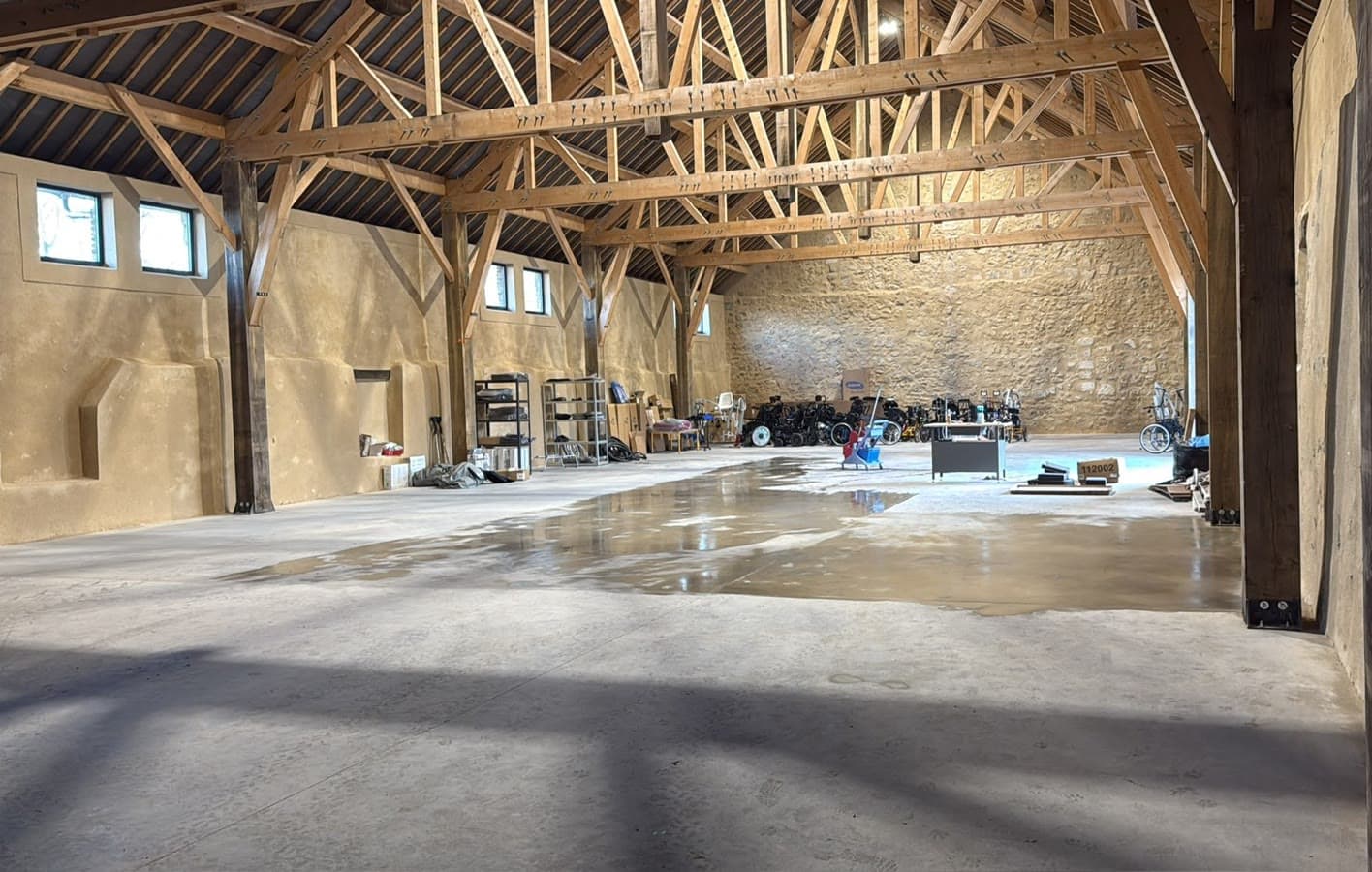 Le dépôt HealMed à Amenucourt, une grande halle à charpente bois